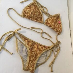 Chynna dolls bikini, with fleur de Lis on a brown background. Medium